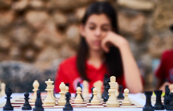 woman-playing-chess-2283803